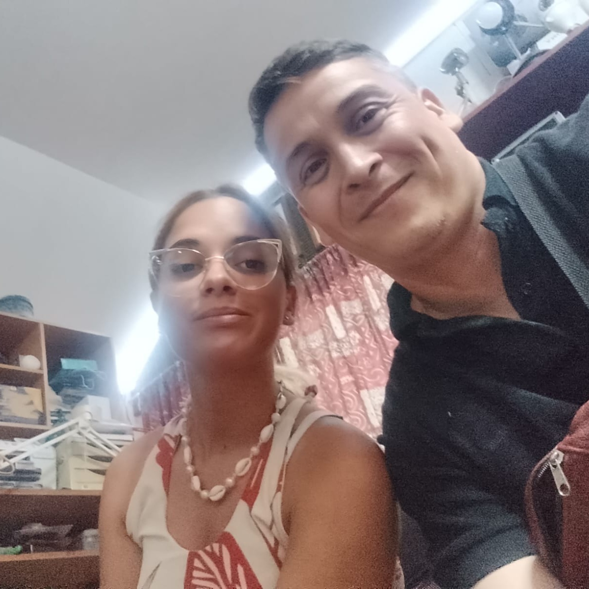 Jonatan García en el estudio con colega