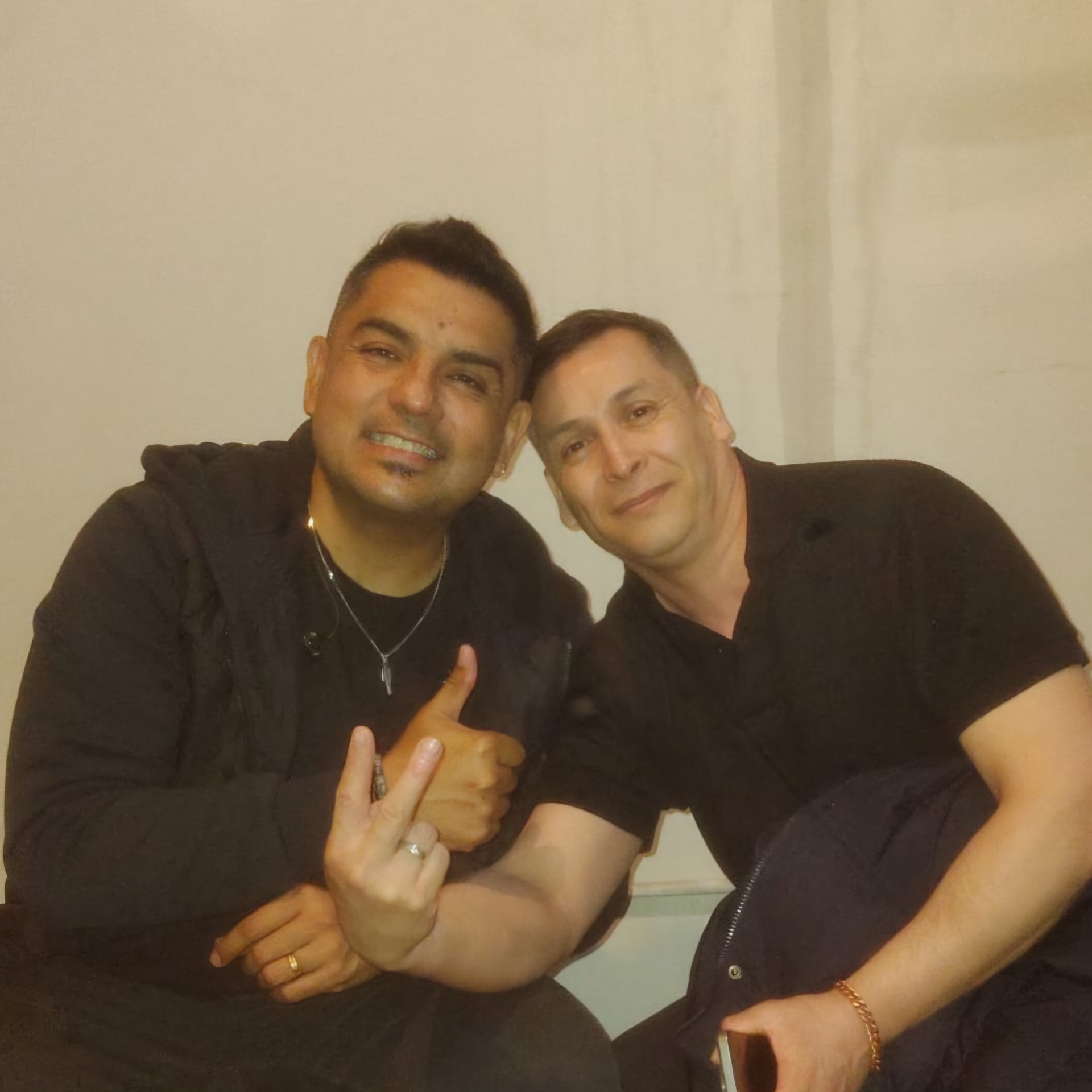 Jonatan García con un amigo músico