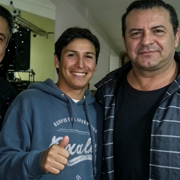 Jonatan García joven con músicos