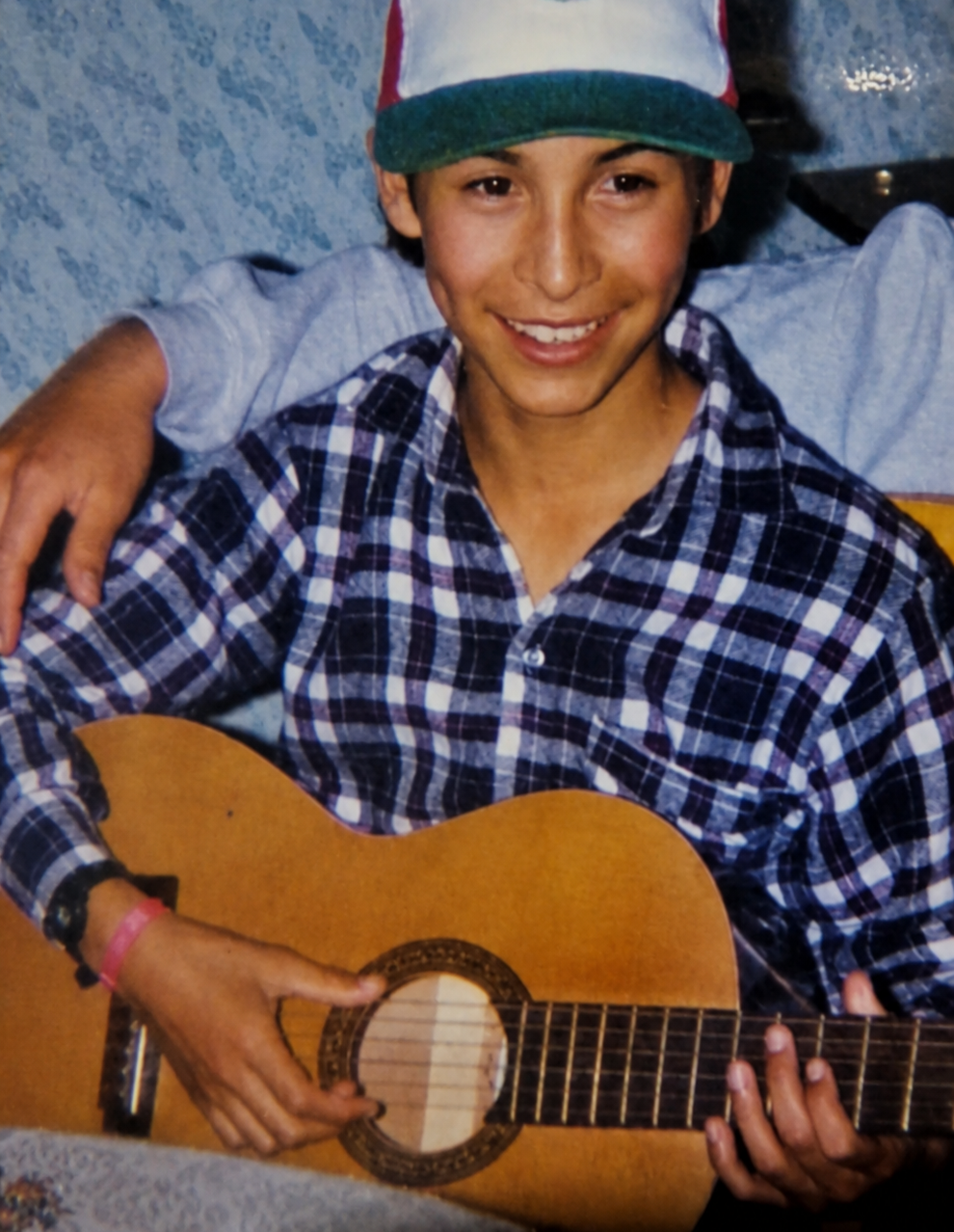 Jonatan García con su primera guitarra